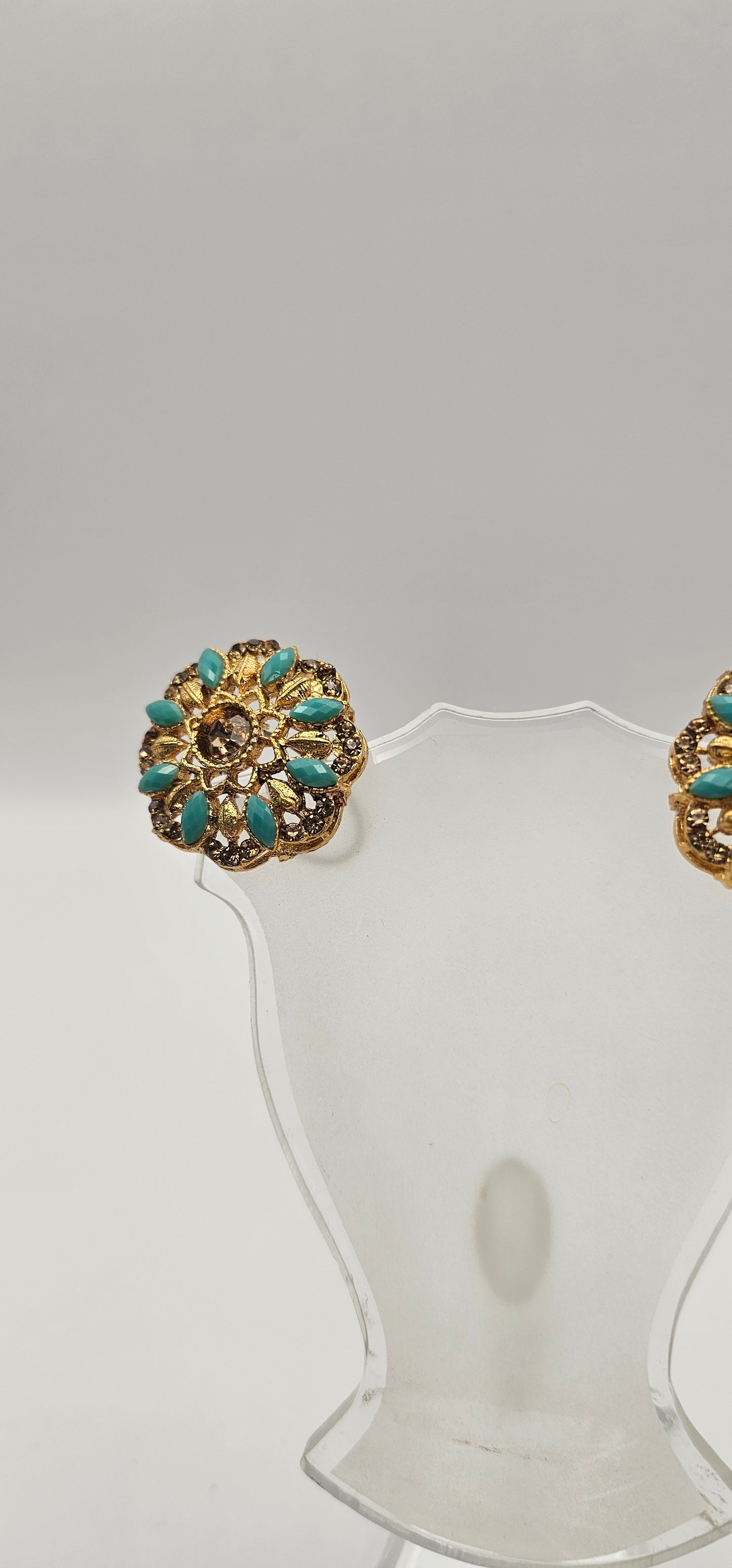 Pair of earrings from Villandi comes together with a beautifully delicate floral pattern, decorated with an interplay of Emerald & Gold