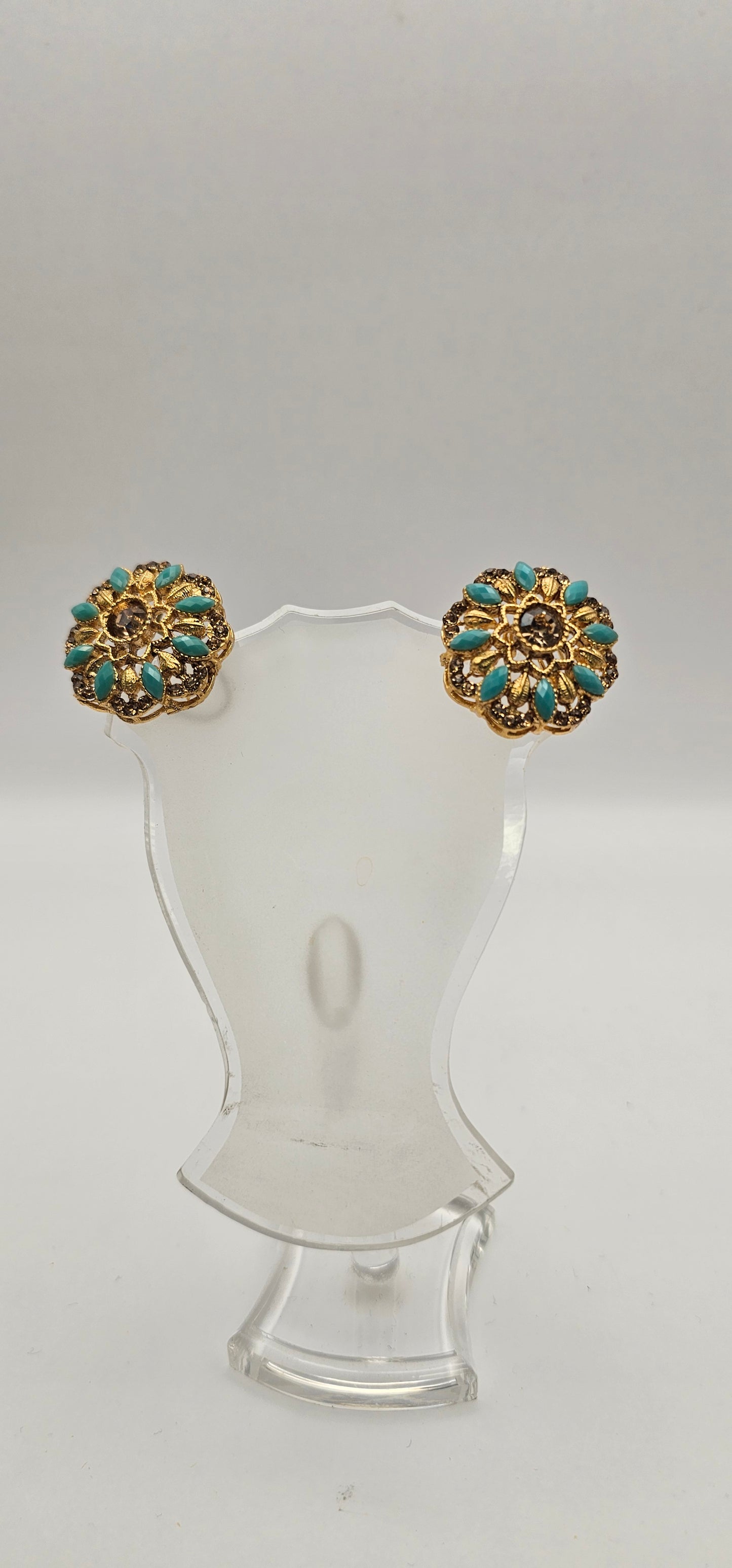 Pair of earrings from Villandi comes together with a beautifully delicate floral pattern, decorated with an interplay of Emerald & Gold