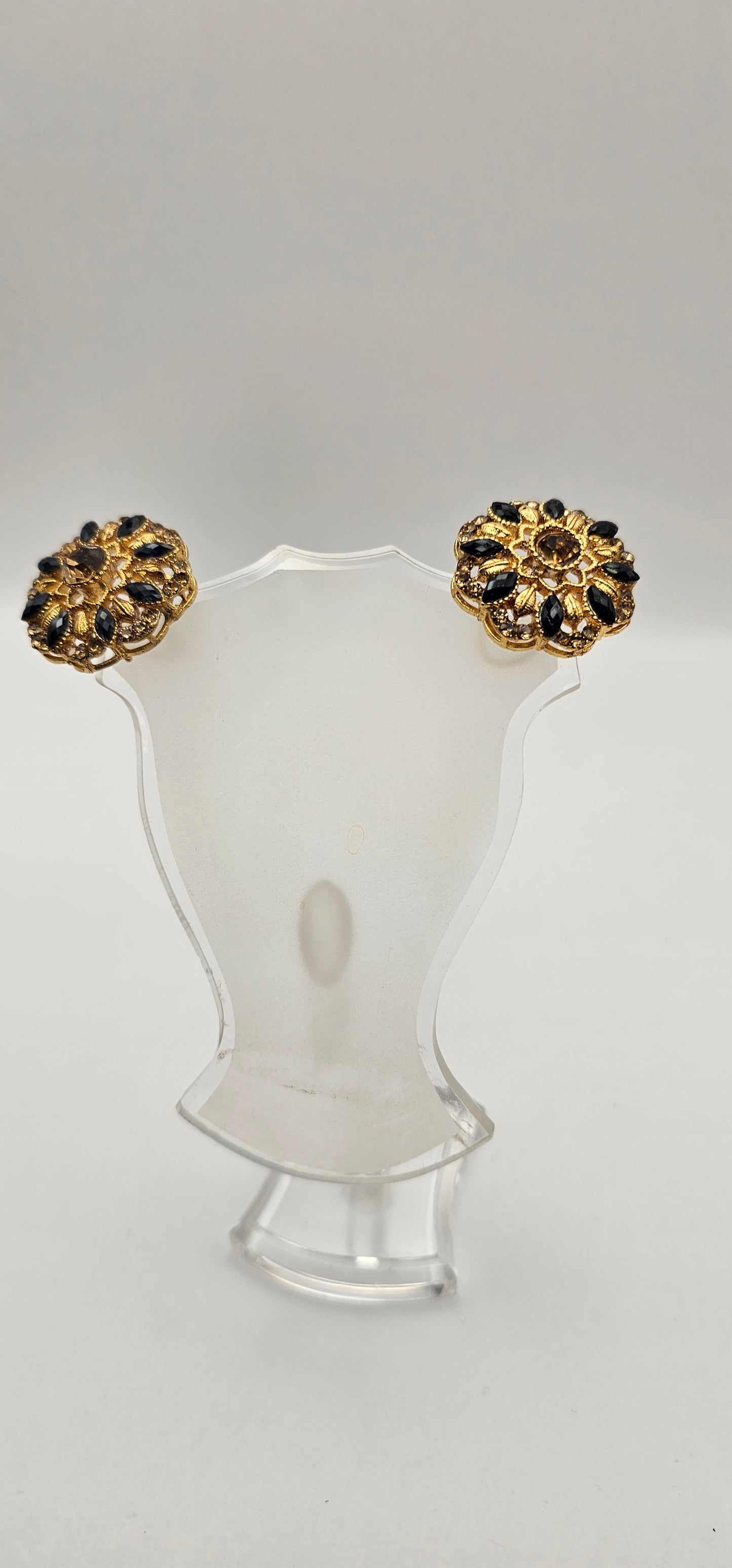 Pair of earrings from Villandi comes together with a beautifully delicate floral pattern, decorated with an interplay of Navy & Gold