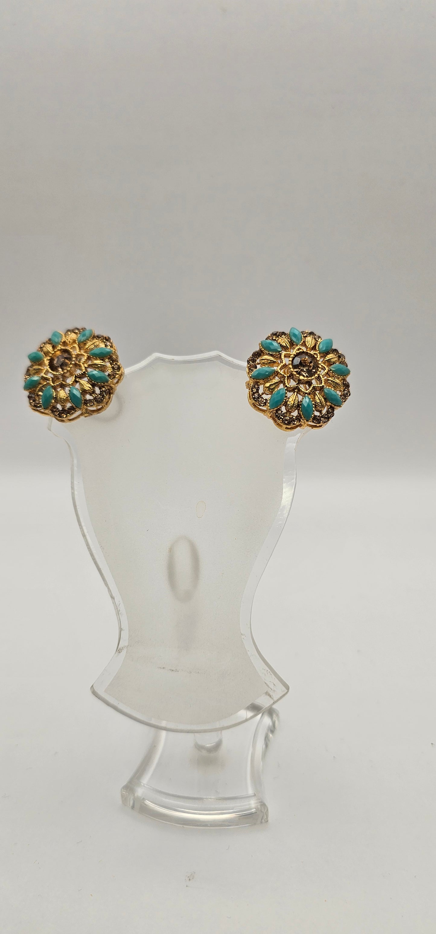 Pair of earrings from Villandi comes together with a beautifully delicate floral pattern, decorated with an interplay of Emerald & Gold