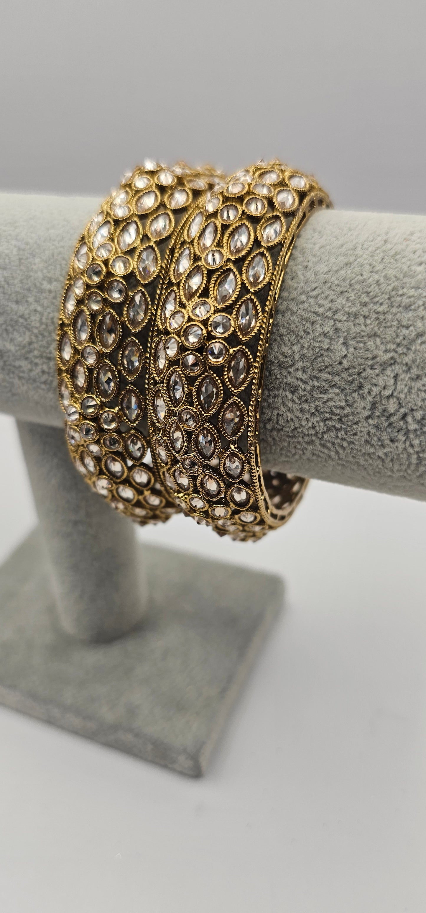 Stylish Indian bangles Gold Design size