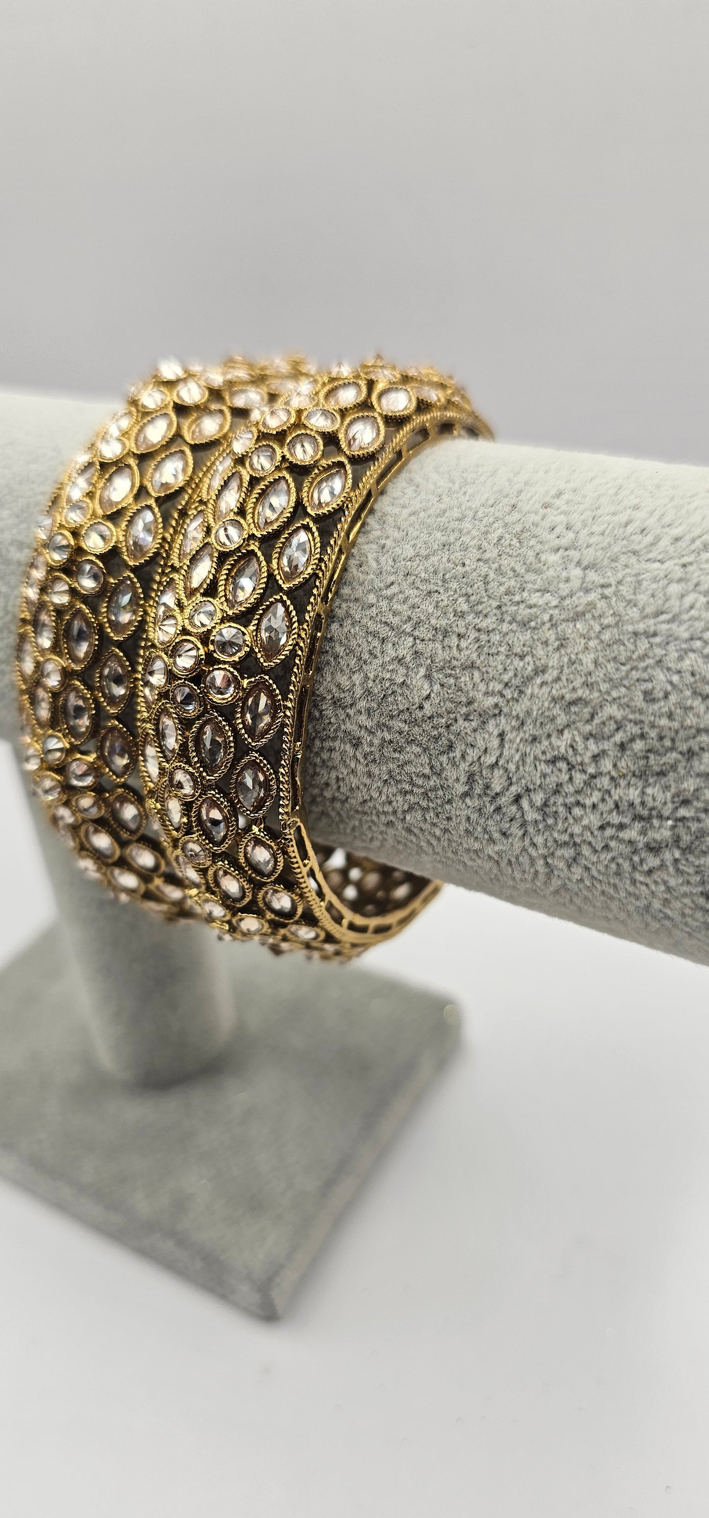Stylish Indian bangles Gold Design size