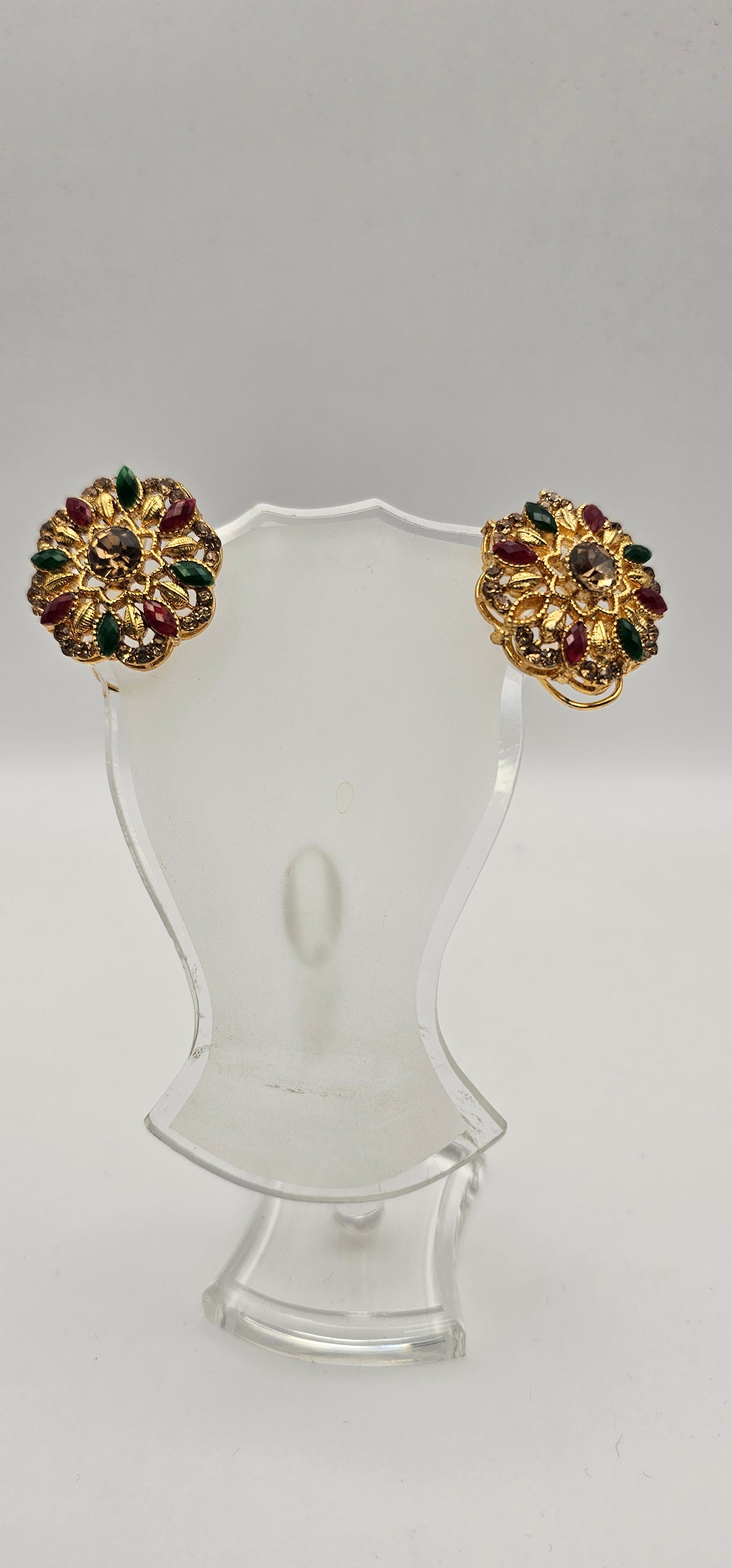 Pair of earrings from Villandi comes together with a beautifully delicate floral pattern, decorated with an interplay of green Emeralds