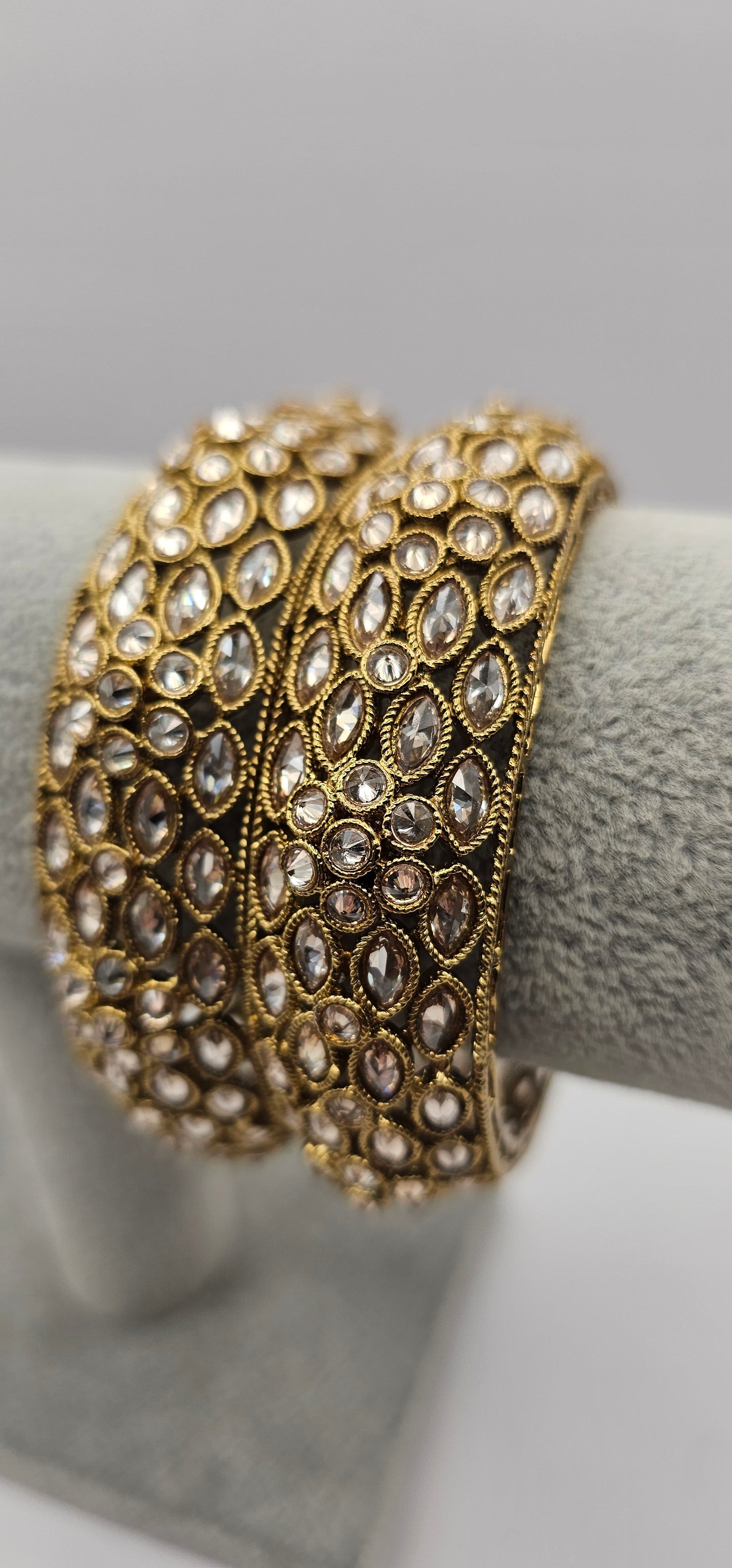 Stylish Indian bangles Gold Design size