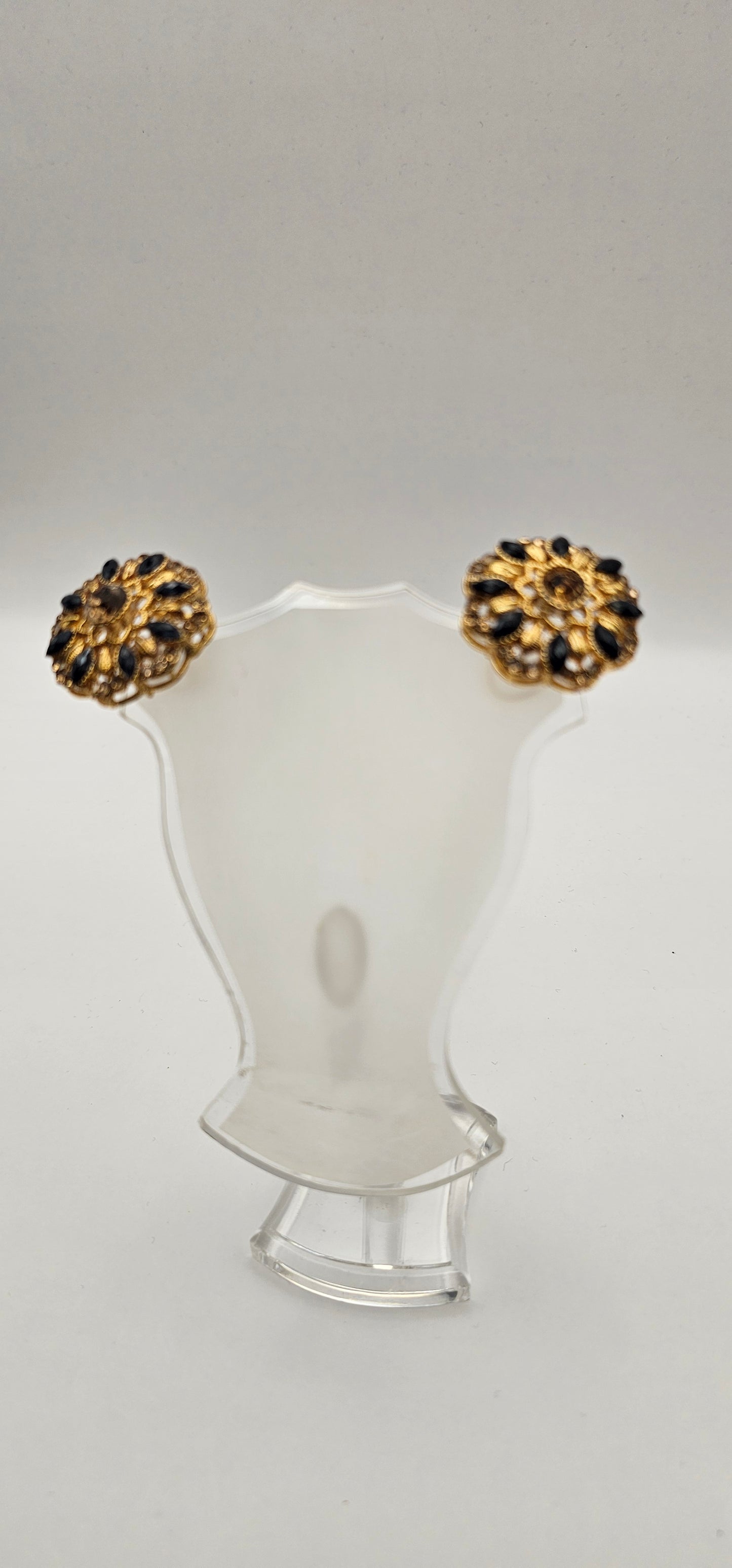 Pair of earrings from Villandi comes together with a beautifully delicate floral pattern, decorated with an interplay of Navy & Gold