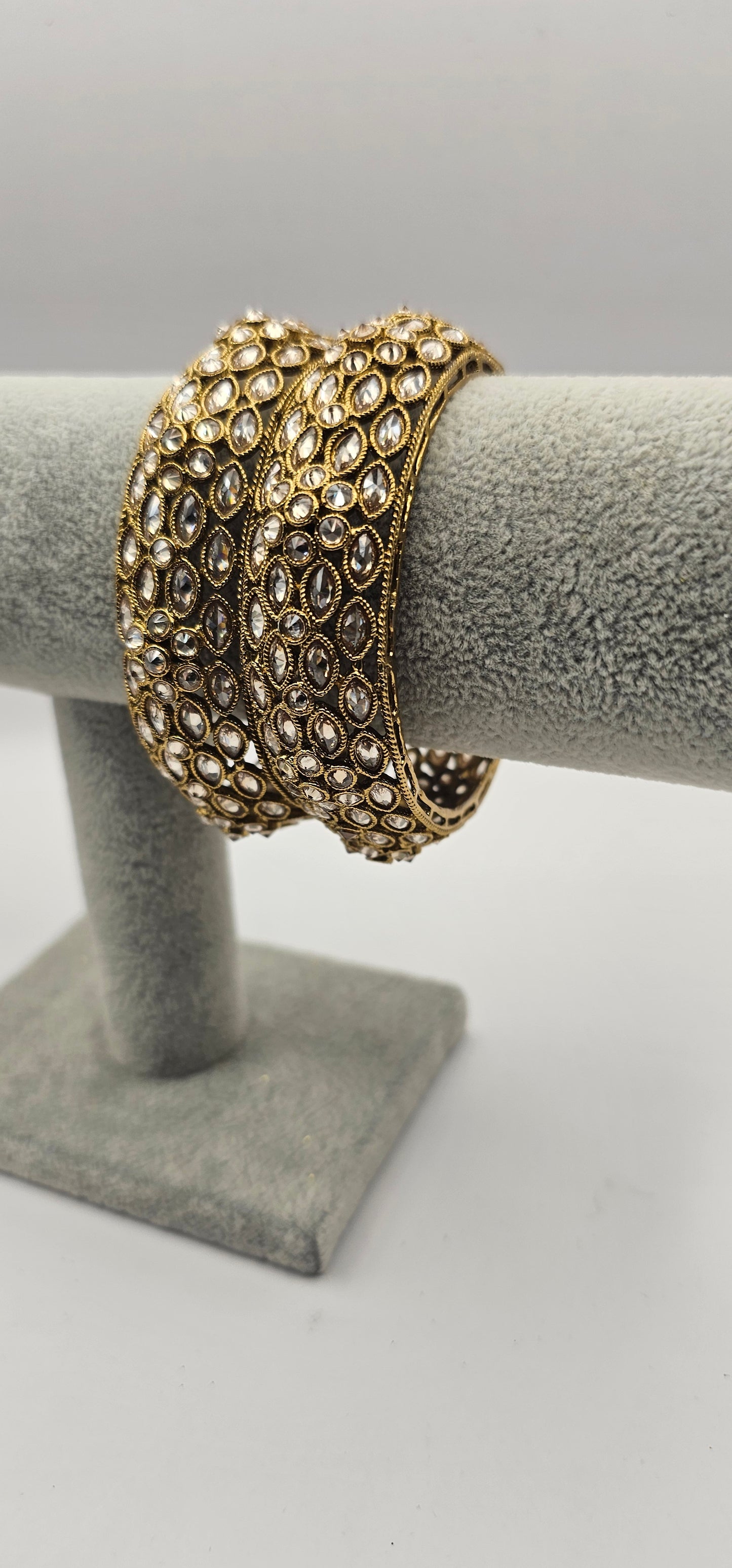 Stylish Indian bangles Gold Design size