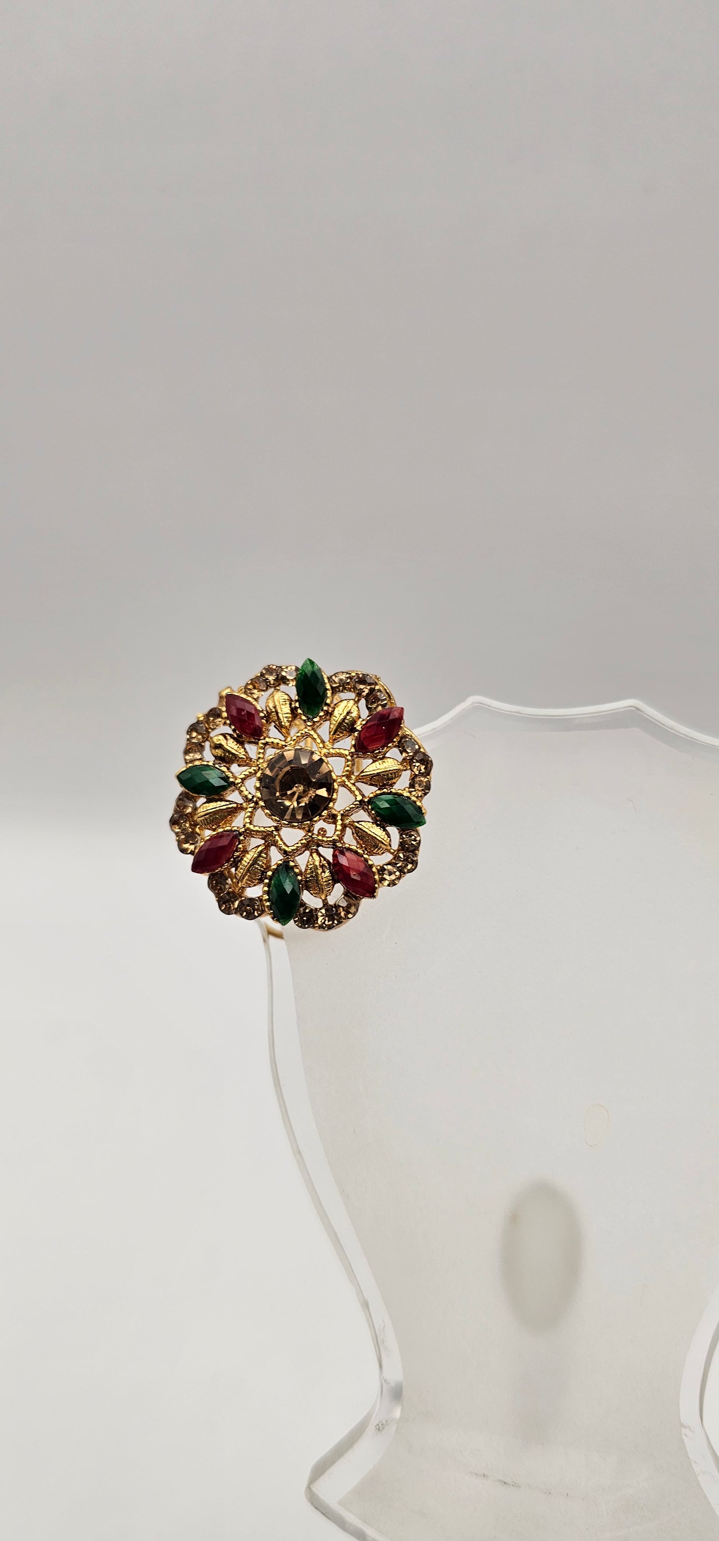 Pair of earrings from Villandi comes together with a beautifully delicate floral pattern, decorated with an interplay of green Emeralds