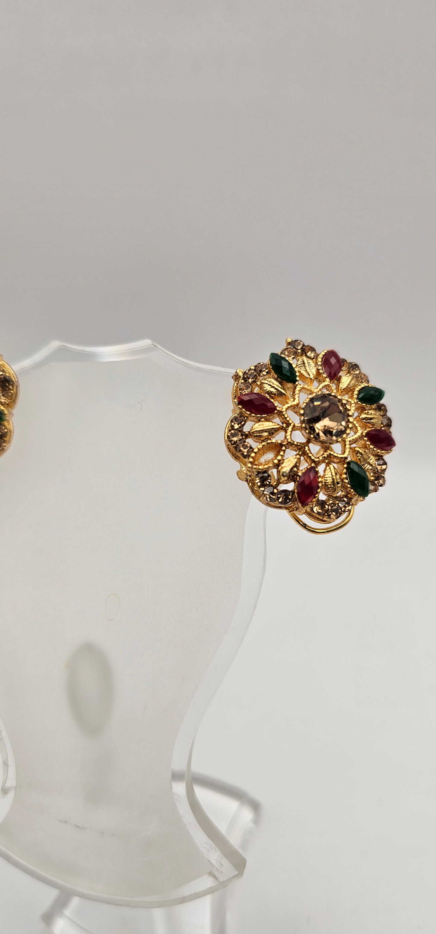 Pair of earrings from Villandi comes together with a beautifully delicate floral pattern, decorated with an interplay of green Emeralds