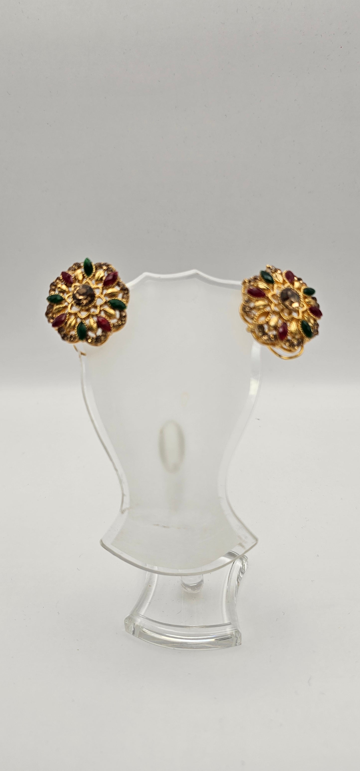 Pair of earrings from Villandi comes together with a beautifully delicate floral pattern, decorated with an interplay of green Emeralds