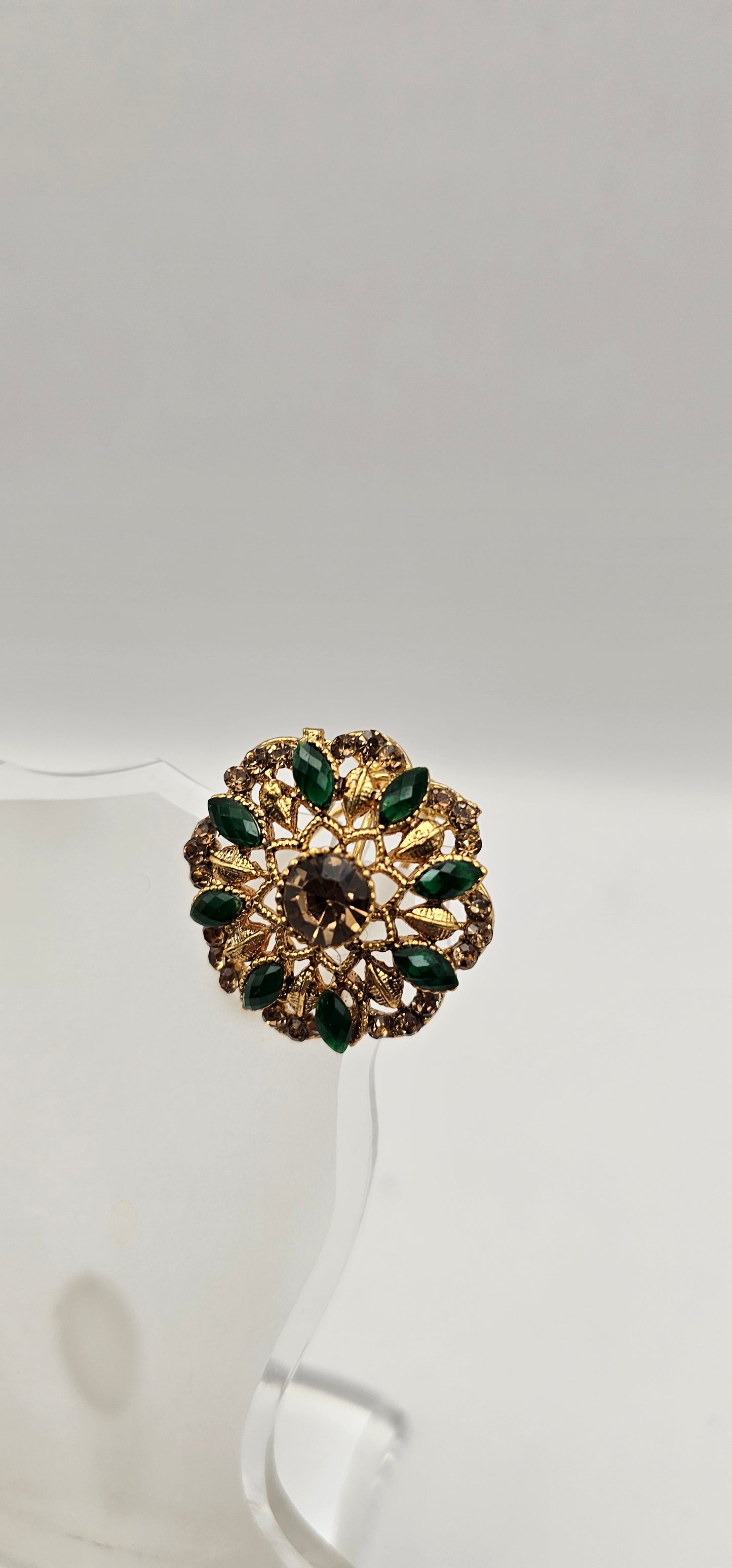 Pair of earrings from Villandi comes together with a beautifully delicate floral pattern, decorated with an interplay of green Emeralds