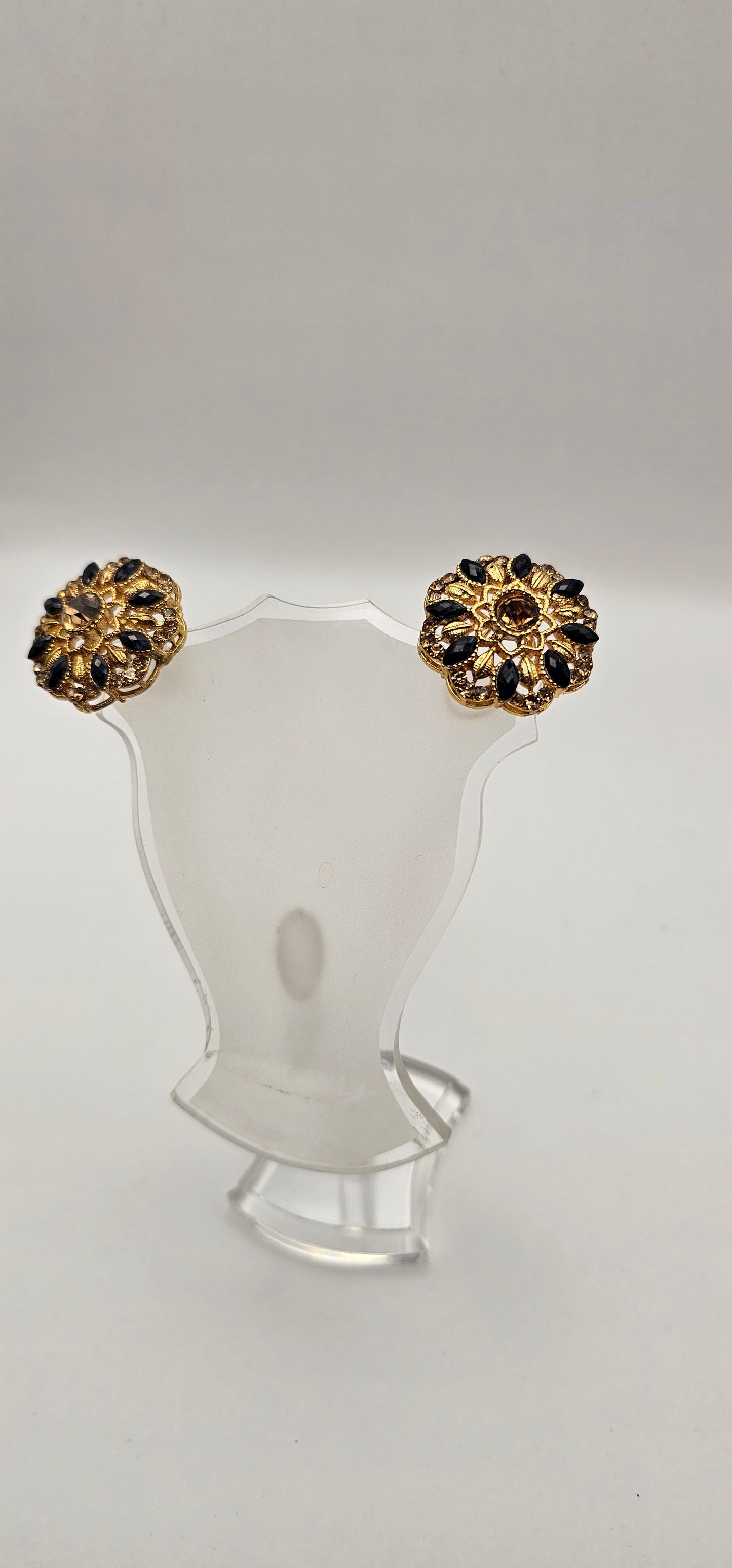 Pair of earrings from Villandi comes together with a beautifully delicate floral pattern, decorated with an interplay of Navy & Gold