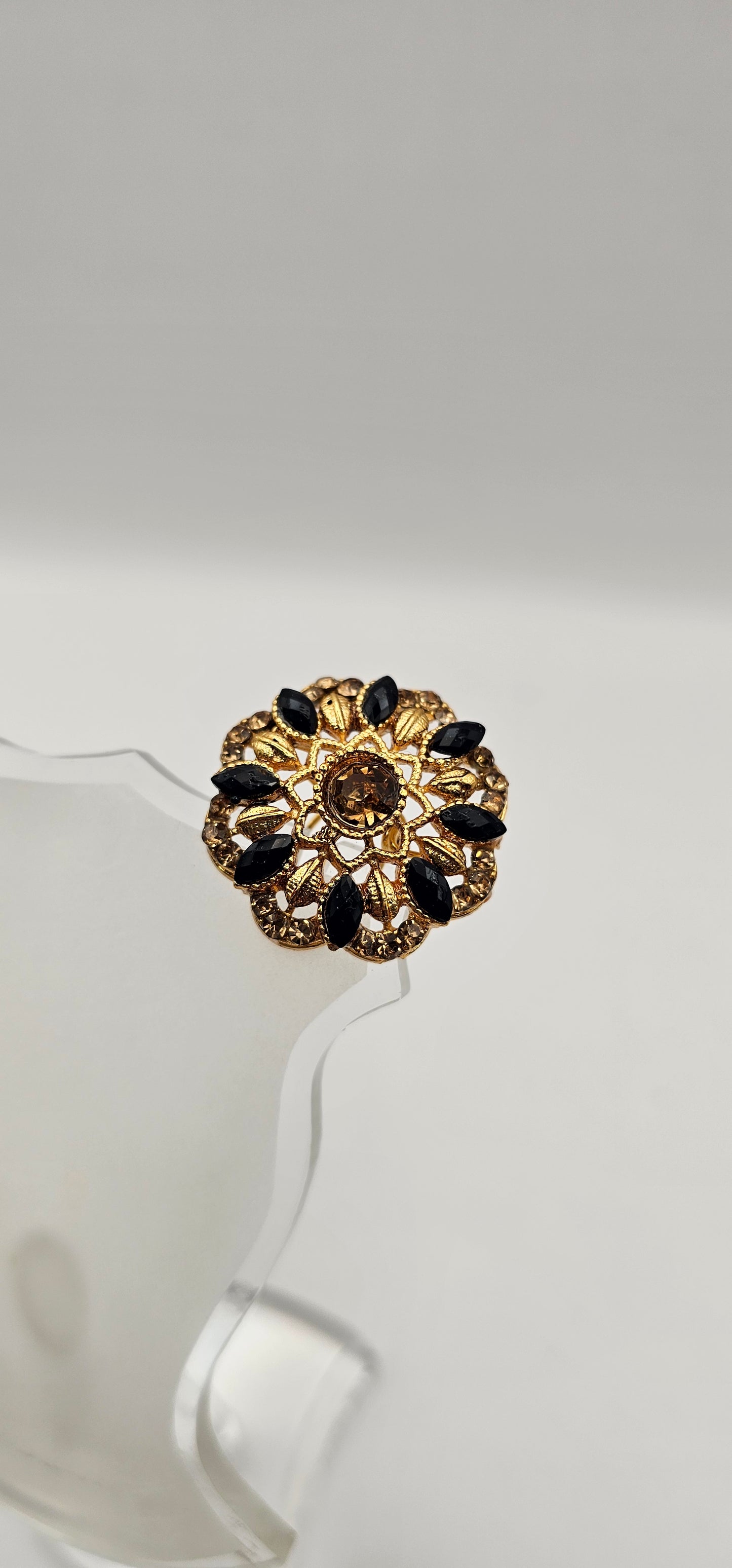 Pair of earrings from Villandi comes together with a beautifully delicate floral pattern, decorated with an interplay of Navy & Gold