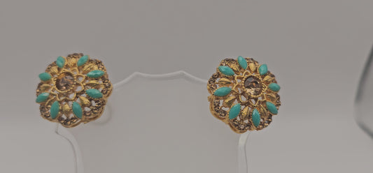 Pair of earrings from Villandi comes together with a beautifully delicate floral pattern, decorated with an interplay of Emerald & Gold