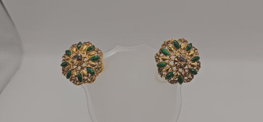 Pair of earrings from Villandi comes together with a beautifully delicate floral pattern, decorated with an interplay of green  Emeralds
